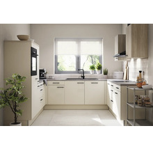 Lichte keuken met moderne kasten, werkblad, spoelbak en raam