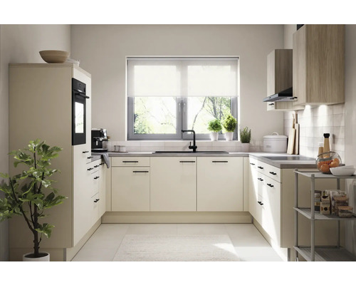 Lichte keuken met moderne kasten, werkblad, spoelbak en raam