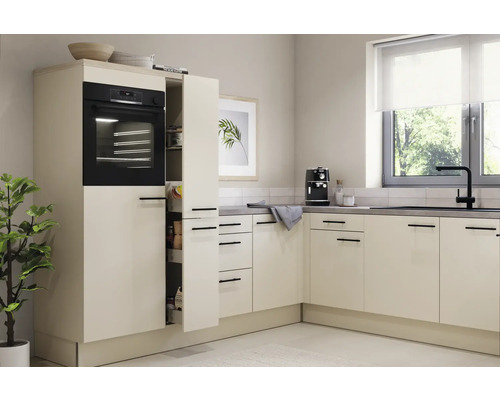 Lichte keuken met inbouwoven en uittrekkast