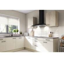 Lichte keuken met gootsteen, afzuigkap en hangkasten voor een georganiseerde ruimte.