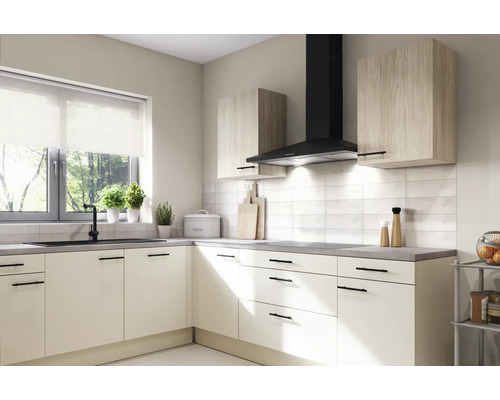 Lichte keuken met gootsteen, afzuigkap en hangkasten voor een georganiseerde ruimte.