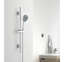 Douchestang met handdouche en een wastafel in de badkamer