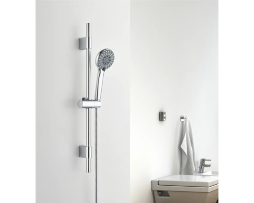 Douchestang met handdouche en een wastafel in de badkamer