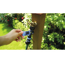 Tuinslang met kraanaansluiting wordt aangesloten op een kraan.