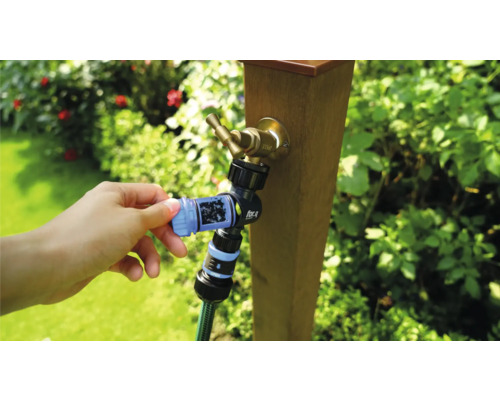 Tuinslang met kraanaansluiting wordt aangesloten op een kraan.