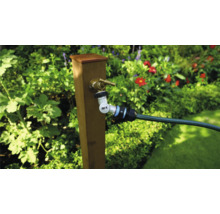 Waterkraan met slangaansluiting in de tuin