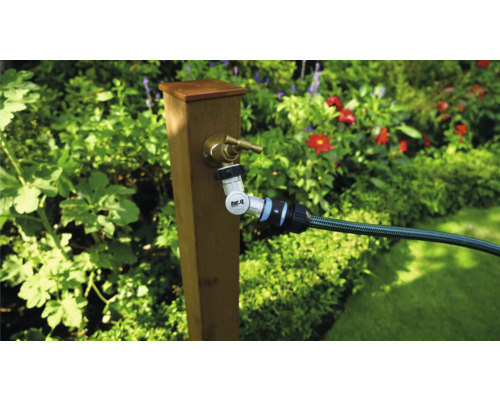 Waterkraan met slangaansluiting in de tuin