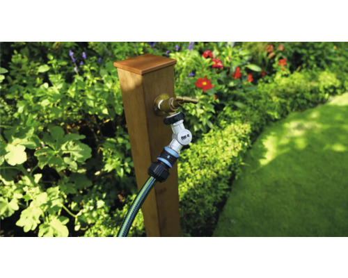 Tuinscene met kraan, tuinslang en koppeling