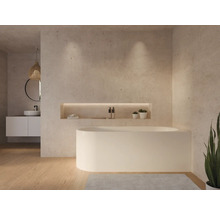 Badkamer met bad, wastafel, spiegel en decoraties voor een aangename sfeer