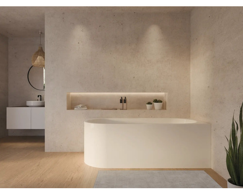 Badkamer met bad, wastafel, spiegel en decoraties voor een aangename sfeer