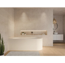 Lichte badkamer met vrijstaand bad, wastafel en decoraties