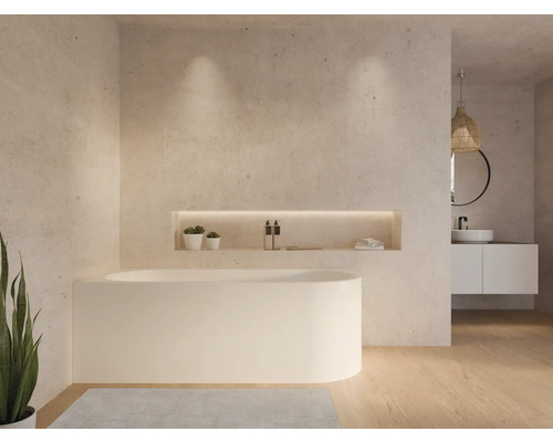 Lichte badkamer met vrijstaand bad, wastafel en decoraties