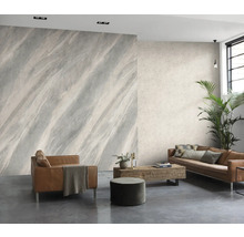 Woonkamer met fauteuil, bank en marmerlook wandbekleding