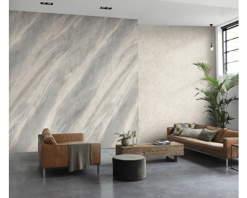 Woonkamer met fauteuil, bank en marmerlook wandbekleding