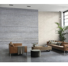 Woonkamer met bank, fauteuil en wandbekleding in houtlook