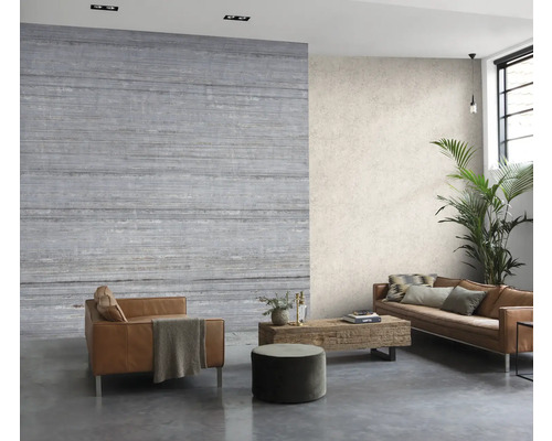 Woonkamer met bank, fauteuil en wandbekleding in houtlook