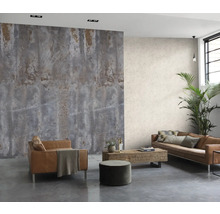 Woonkamer met bank, fauteuil, houten tafel en wandbekleding in grijs en beige