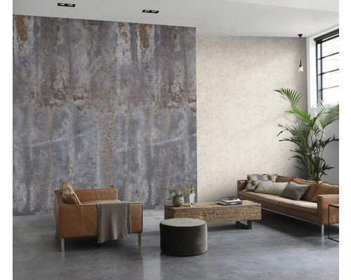 Woonkamer met bank, fauteuil, houten tafel en wandbekleding in grijs en beige