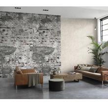 Woonkamer met bakstenen behang, fauteuil en bank