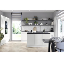 Lichte keuken met kookeiland, planken en eettafel in een moderne woonruimte.