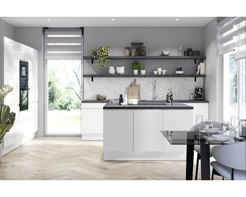 Lichte keuken met kookeiland, planken en eettafel in een moderne woonruimte.