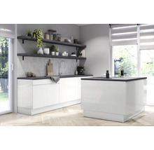 Moderne keuken met witte kasten, donker werkblad en planken