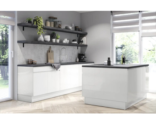 Moderne keuken met witte kasten, donker werkblad en planken