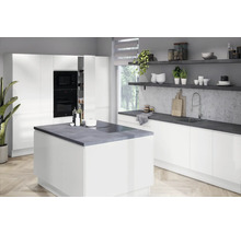 Lichte keuken met kookeiland, inbouwkasten en schappen