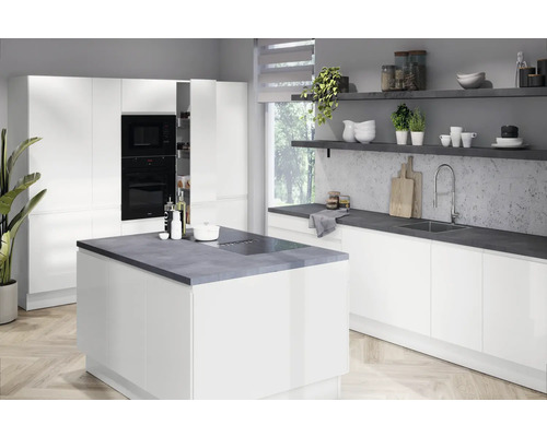 Lichte keuken met kookeiland, inbouwkasten en schappen