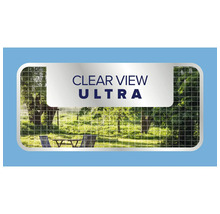 Helder zicht op een tuinscène achter een fijnmazig net