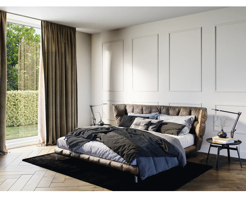 Slaapkamer met bed, nachtkastje, tapijt en gordijnen