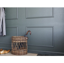 Entree met grijze lambrisering, rieten mand met paraplu, jas en schoenen