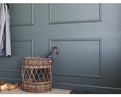 Entree met grijze lambrisering, rieten mand met paraplu, jas en schoenen