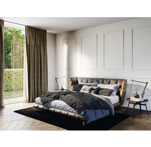 Slaapkamer met bed, nachtkastje, tapijt en gordijnen