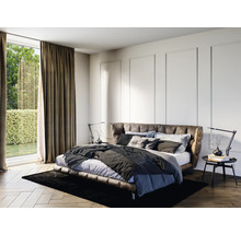 Slaapkamer met tweepersoonsbed, gordijnen, nachtkastje en vloerkleed