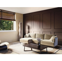 Woonkamer met bank, tafel, decoraties, raam met jaloezieën en vloerlamp