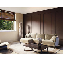 Woonkamer met beige hoekbank, bruine salontafel, houten jaloezieën en decoratieve staande lamp