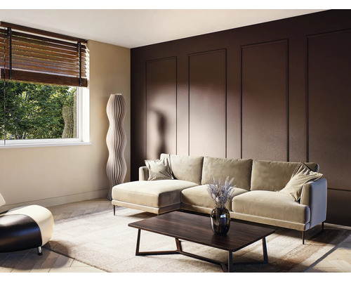 Woonkamer met beige hoekbank, bruine salontafel, houten jaloezieën en decoratieve staande lamp