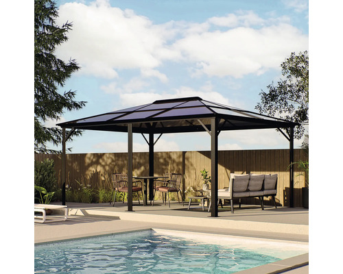 Paviljoen met tafel, stoelen en bank in de tuin bij het zwembad