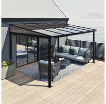 Terrasoverkapping met meubels op een houten terras