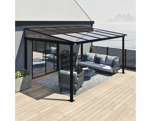 Terrasoverkapping met meubels op een houten terras