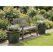 Tuinlandschap met houten bank en beplante plantenbakken