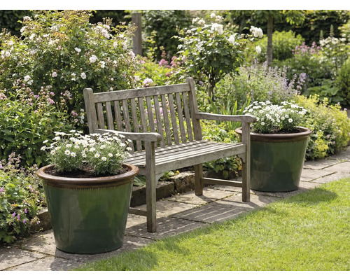 Tuinlandschap met houten bank en beplante plantenbakken