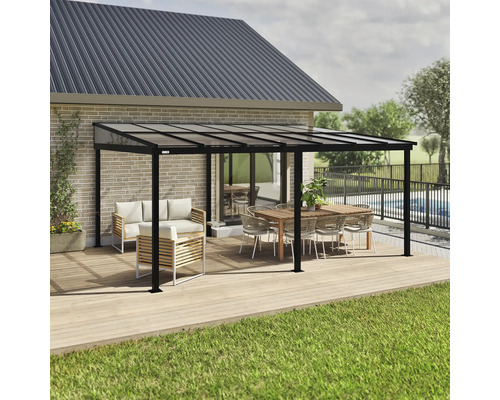 Terras met terrasoverkapping, zitgroep en eettafel op houten terras