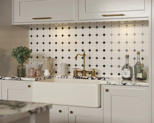 Keukenscène met wasbak, kraan, tegels en decoratie