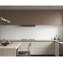 Moderne keuken met witte metrotegels, houten kasten en kookeiland.
