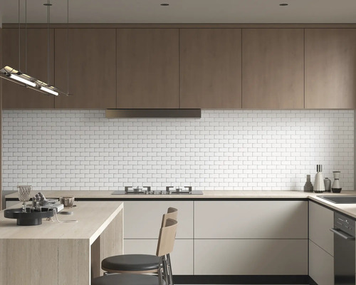 Moderne keuken met witte metrotegels, houten kasten en kookeiland.