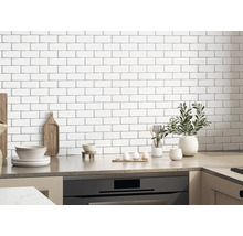 Lichte keuken met witte, rechthoekige tegels op de muur
