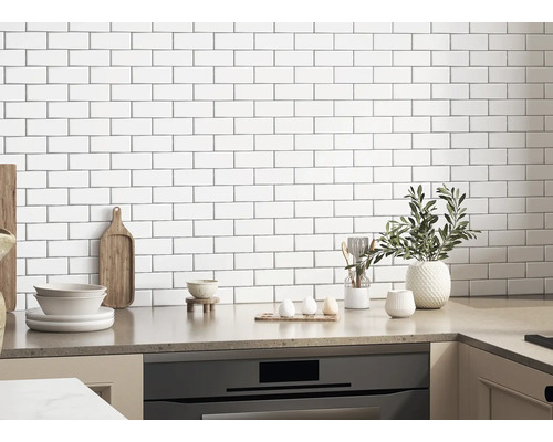 Lichte keuken met witte, rechthoekige tegels op de muur