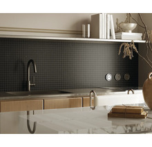 Keukenscène met spoelbak, kraan, mozaïektegels en decoratieve elementen voor een modern design